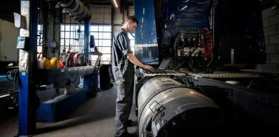 LVS-vacature-monteur-werkend-op-laptop-in-werkplaats LVS-vacature-monteur-werkend-op-laptop-in-werkplaats