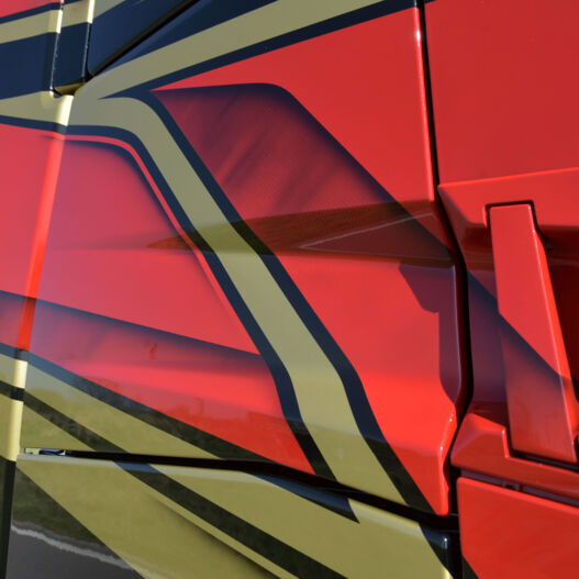 Detail spuitwerk met gouden lak