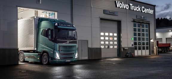 LVS-FH-Electric-werkplaats Volvo Trucks introduceert nieuw flexibel servicecontract: het nieuwe Volvo Gold