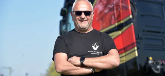 Trotse Hans Brolsma voor zijn Renault-truck Hans Brolsma kiest na 25 jaar weer voor Renault Trucks