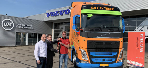 1860x1050-aflevering-volvo-safety-truck-peter-appel Peter Appel Transport zet Volvo Safety Truck in