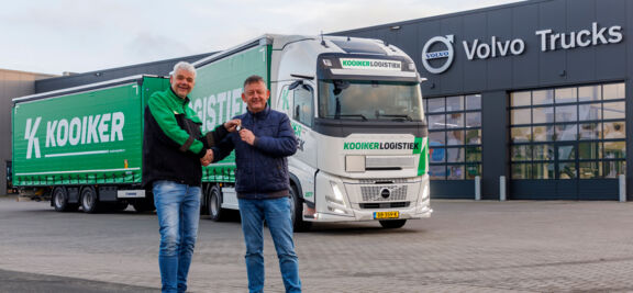 _OHB9803LVS TRUCKS Kooiker Logistiek ontvangt laatste Volvo FH Aero uit serie van veertig