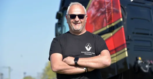 Trotse Hans Brolsma voor zijn Renault-truck