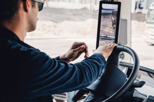 Chauffeur achter stuur van Volvo FH met CMS Chauffeur achter stuur van Volvo FH met CMS