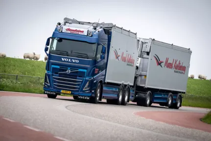 LVS-Trucks_Volvo_Sandstra_Bolsward-01