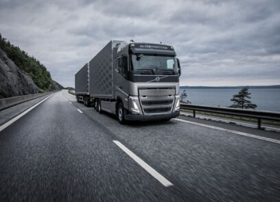 LVS-trucks-Volvo-Trucks-Volvo-FH-rijdend-op-snelweg-2 LVS-trucks-Volvo-Trucks-Volvo-FH-rijdend-op-snelweg-2